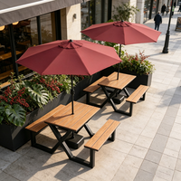 Ensemble table et chaises intégrées d'extérieur, longue banquette avec parasol pour cour, rue commerciale, café et restaurant, utilisation en extérieur