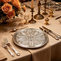 Assiette de présentation ronde en plastique PP durable, motif floral gaufré rouge classique, pigmentée, pour fêtes et événements formels