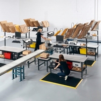 Station d'emballage modulaire DETALL conçue pour les centres logistiques avec éclairage LED et options d'alimentation