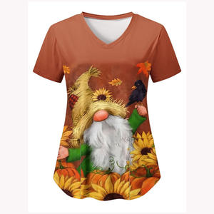 T-shirt à manches courtes et col en V pour femme, imprimé 3D, gnome d'automne avec citrouilles et tournesols, design de poche, coupe régulière - Product Image 1