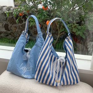 Sac fourre-tout en toile rayé pour femme, imprimé lettres rouge et blanc, sac à bandoulière souple, usage quotidien, style étudiant été 2025 - Product Image 2