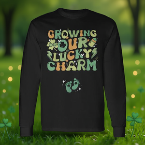 Camiseta de Manga Larga para el Día de San Patricio para Mujeres Embarazadas, Diseño 'Creciendo Nuestro Amuleto de la Suerte', Producto Promocional - Product Image 3