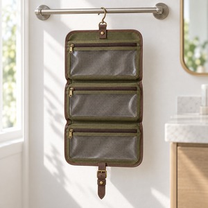 Trousse de toilette suspendue en toile enroulable avec crochet pivotant, 3 compartiments en maille zippés, logo personnalisé - Product Image 1