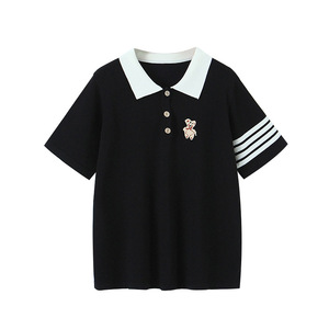 Camiseta Polo Blanca Runqi N7939 de Talla Grande con Cuello Negro y Bordado de Dibujos Animados, Manga Corta, Estilo Universitario para Mujer - Product Image 2
