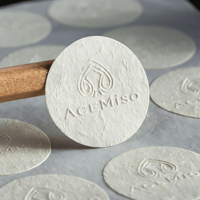 Autocollant en papier texturé haut de gamme personnalisé, autocollant de logo en gros, autocollant gaufré pour emballage de bougies, de parfums et de canettes