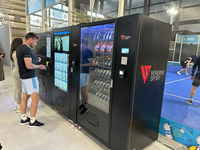 Distributeur automatique de raquettes de padel et de balles de tennis pour la location, distributeur automatique pour la location dans les salles de sport