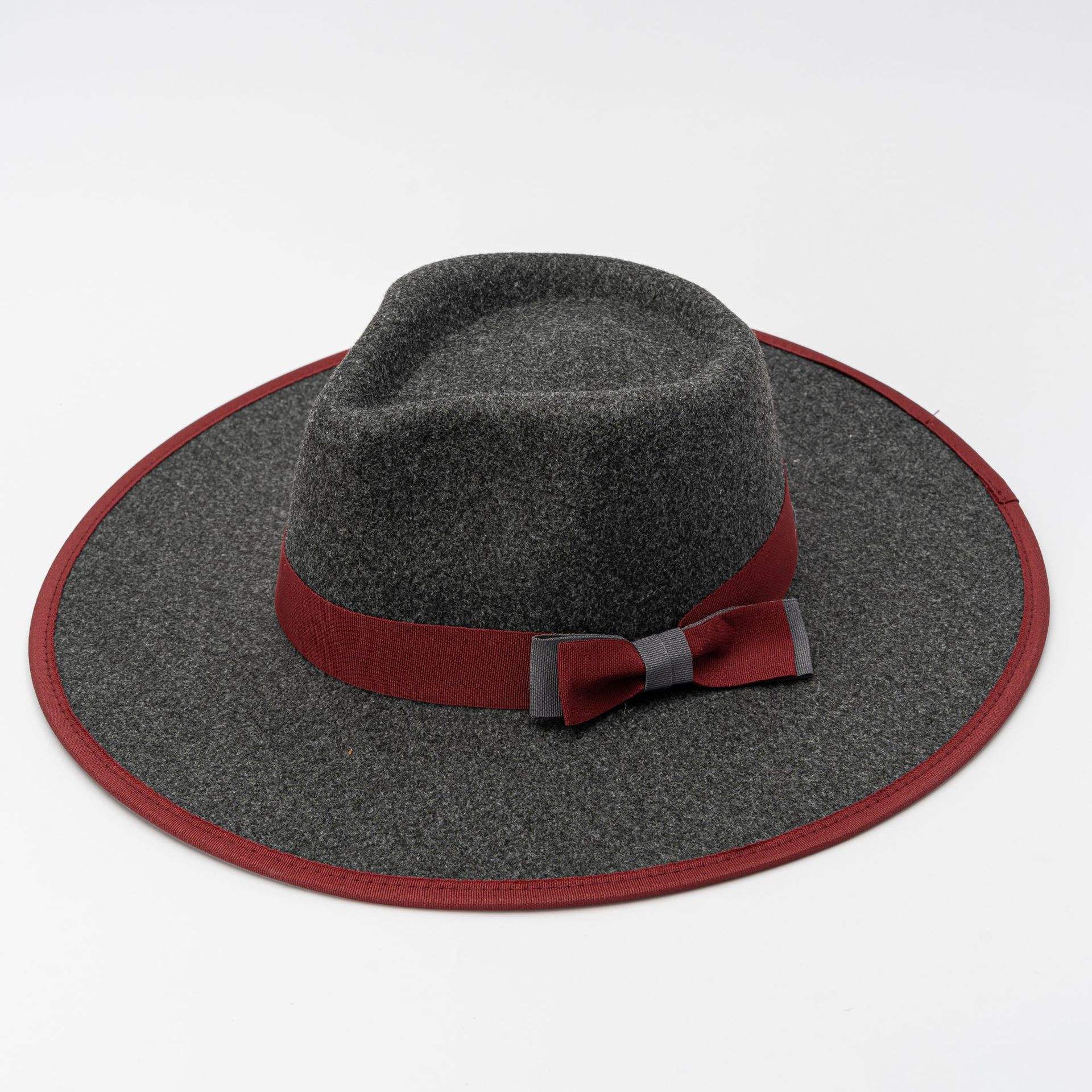 สีเทาเข้ม