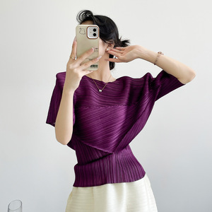 T-shirt da <span class=keywords><strong>donna</strong></span> Miyake plissettata a tinta unita in poliestere, elegante, con laccio in vita, maniche a pipistrello, collo alto, estiva 2025 - Product Image 1