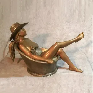 Decorazione moderna in bronzo Sexy ragazza donna sulla vasca da bagno scultura in metallo artigianale ragazza nuda statua delle donne