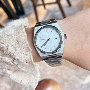 Montre haut de gamme pour homme avec cadran bleu - une montre automatique de luxe dotée d'un boîtier tonneau en acier inoxydable. - Product Image 4