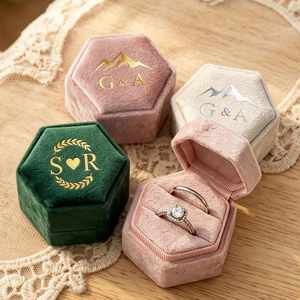 Caja de Almacenamiento de Terciopelo, Caja Hexagonal Personalizada para Anillos de Boda con Nombre, Estuche para Joyas de Compromiso para Ella - Product Image 3