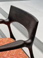 Chaise de restaurant haut de gamme en bois de frêne massif à grain ouvert, avec accoudoir sculpté CNC 5 axes et coussin rembourré