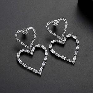 Boucles d'oreilles à clous élégantes pour femmes, style européen et américain, nouveau modèle, double cœur, laiton, cuivre incrusté de zircon, design creux tendance, 18K - Product Image 5