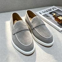 Mocassins de luxe discrets 2026 pour hommes, mocassins minimalistes en daim, chaussures à enfiler à semelle blanche de luxe discret pour l'été, vente en gros usine