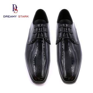Chaussures habillées légères d'automne en cuir véritable noir, de haute qualité, fabriquées à la main en Italie, avec logo personnalisé brillant, design original de marque pour mariage - Product Image 3