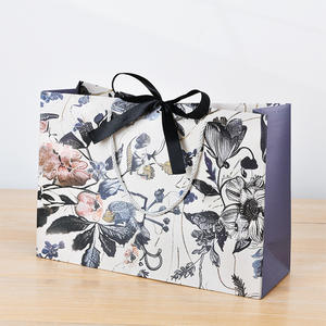 Sac en papier blanc de luxe à 3 couches imprimé sur mesure, écologique, brillant, avec poignée en ruban et estampage à chaud pour vêtements - Product Image 6