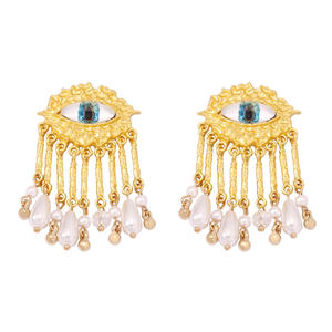 Pendientes de mujer con colgante de ojo texturizado con borla de perla de estilo medieval - Product Image 1