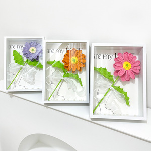 Cornici Fotografiche con Fiori Artificiali in Lana Intrecciata a Mano, Bouquet di Margherite Africane - Decorazioni Ecologiche per Interni, Tavoli e Camere da Letto - Product Image 3