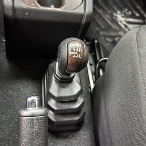 ジムニー JB64 JB74 JC74 2019-2024用 4WDシフトノブ トランスファーケース シフターノブ エクステンションカバー ステッカー スズキ ジムニー - Product Image 1