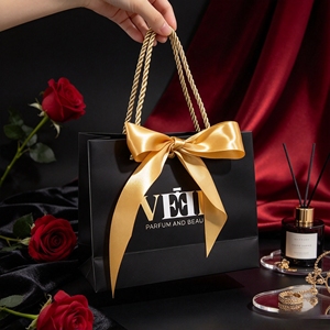 Bolsa de Regalo de Papel Negro Personalizada con Logotipo en Dorado y Lazo de Cinta de Satén, Bolsa de Compras de Lujo para Perfumes, Cosméticos y Productos de Belleza - Product Image 1