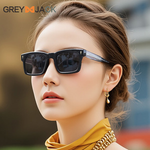 Gafas de Sol Cuadradas Grises con Montura Negra, Lentes Polarizadas de PC TAC con Protección UV400, Unisex, para Conducir - Product Image 1