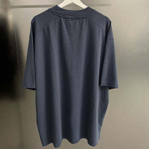 Camiseta de cuello redondo con logotipo personalizado para hombre, 100% algodón puro, color sólido neutro. - Product Image 4