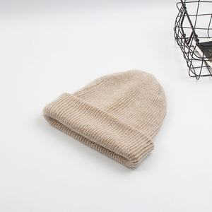 Bonnet tricoté en cachemire et fourrure de lapin angora doux et moelleux pour femme et fille, style décontracté et luxueux, idéal pour l'hiver (vente en gros) - Product Image 4