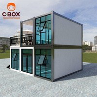 Maison conteneur préfabriquée Cbox à deux étages avec mur-rideau en verre, escalier extérieur en acier et terrasse sur le toit