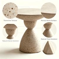 Table d'appoint minimaliste en marbre beige de luxe. Table basse en pierre naturelle élégante et durable avec base sculpturale pour un salon moderne