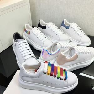 Chaussures blanches sur plateforme, sur mesure, de haute couture, idéales pour la marche décontractée, élégantes et polyvalentes - Product Image 2