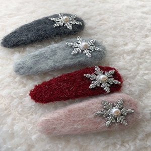 Barrettes élégantes pour femmes avec décorations en strass, flocons de neige et perles, style Noël, en feutre - Product Image 1