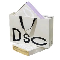 Sac cadeau personnalisé en carton kraft pour vêtements, traitement de surface par estampage à chaud, matériau recyclé pour l'emballage de bougies artisanales
