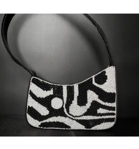 Elegante y elegante bolso cruzado con bordado de cuentas de semillas con correa ajustable hecho a mano para hermoso - Product Image 1