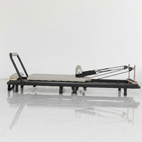 Machine de Pilates Reformer avec coussin en PU épaissi, cadre en alliage d'aluminium noir réglable et durable, et planche de saut pour la maison et le studio