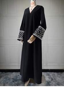 Vente en gros de robe abaya élégante en crêpe brodé noire, légère, modeste et décontractée pour l'été, respirante et bon marché - Product Image 3