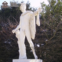Statue d'Apollon en marbre, dieu grec antique, sculptée à la main dans la cour de la villa