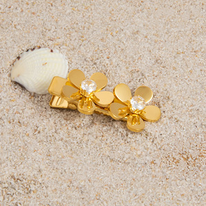 Pince à cheveux florale en acier inoxydable plaqué or 18 carats avec perles, zircon, étoile de mer et coquillage – Accessoire quotidien pour femme - Product Image 3