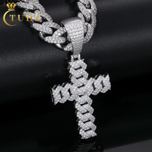 Collana con Ciondolo a Croce Cubana Iced Out Placcata in Oro con Moissanite VVS in Argento Sterling 925, Gioiello Hiphop Scintillante da Regalare per Uomo e Donna - Product Image 1