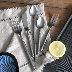 Ensemble de couverts vintage en acier inoxydable 304, couteaux de table, fourchettes à dessert, cuillères, cuillères à salade, cuillères à thé - Product Image 1