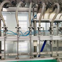 Machine de remplissage linéaire à gravité haute précision pour liquides à faible viscosité, pour ligne de production de bouteilles en plastique et en verre