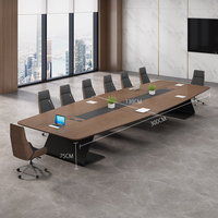 Grand bureau de travail moderne et ensemble de chaises, table de conférence simple et élégante pour la formation en salle de conférence