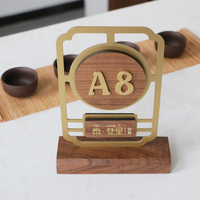 Support de dessus de table de magasin de restaurant une forme Double côtés Logo présentoir numéros de table acrylique signe réservé de EZD Design