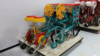 Semoir multifonctionnel à maïs une filmée deux rangs avec moteur, boîte de vitesses et irrigation goutte à goutte intégrée pour la plantation en terres arides
