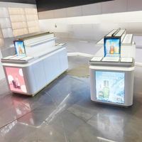 Support d'affichage cosmétique moderne à LED avec étagères personnalisées écologiques pour produits cosmétiques et de soin de la peau