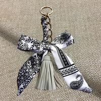 Breloque de sac en satin avec logo personnalisé, pompon en PU, porte-clés, pendentif décoratif pour sac à main, cadeau pour femme