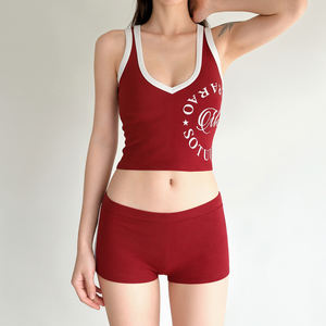 Conjunto de dos piezas con estampado de letras vintage para mujer, top corto tipo halter con ribete en contraste y pantalones cortos a juego - Product Image 5