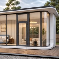 Maison mobile en acier à deux étages avec terrasse sur le toit, escalier extérieur et larges fenêtres en verre