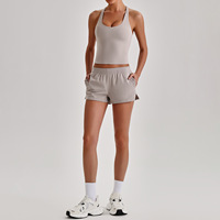 Ensemble 2 pièces pour femme : Haut à manches courtes dos ouvert et découpes, et short cycliste taille haute froncé effet push-up pour le yoga et la gym