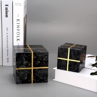 Cube en pierre de marbre noir naturel Presse-papier pomme en marbre avec incrustation de cuivre en laiton