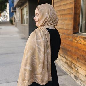 Châle Hijab imprimé luxueux en treillis de diamants géométriques pour femmes Foulard élégant à motif floral - Product Image 6